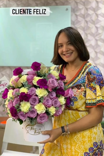 Three Flowers - Ramo de rosas rojas con claveles para San Valentín